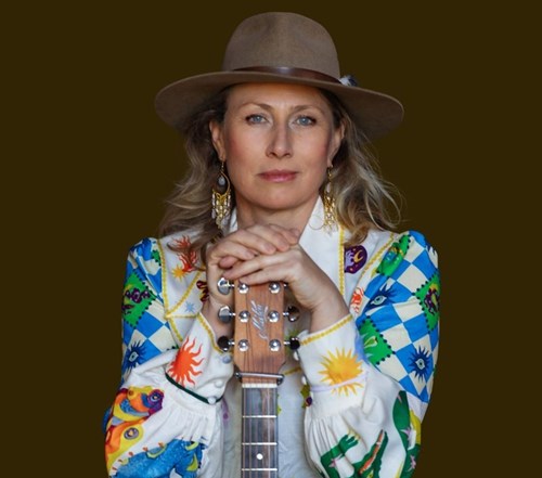 Amber Kenny + Josh Beveridge – Up Close & Personal in Qirkz Cafe